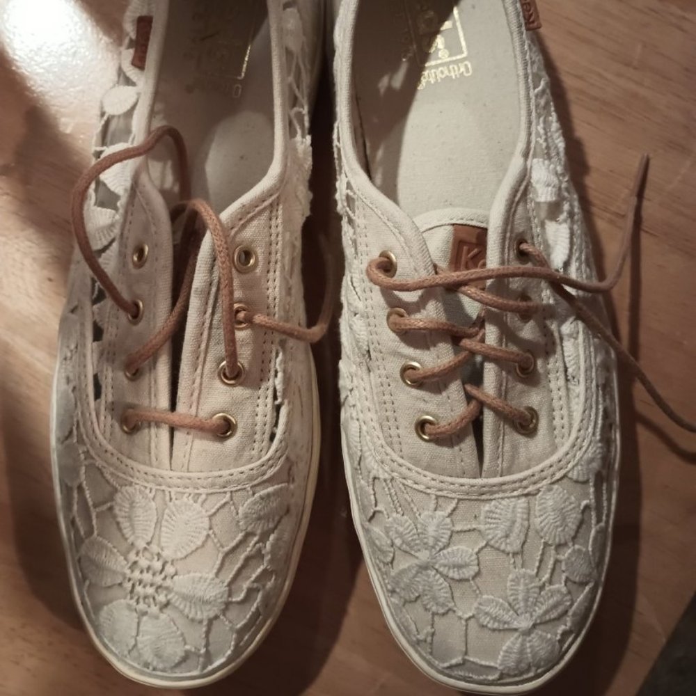 NWOT 8N Keds Cream Crochet Floral Shoes